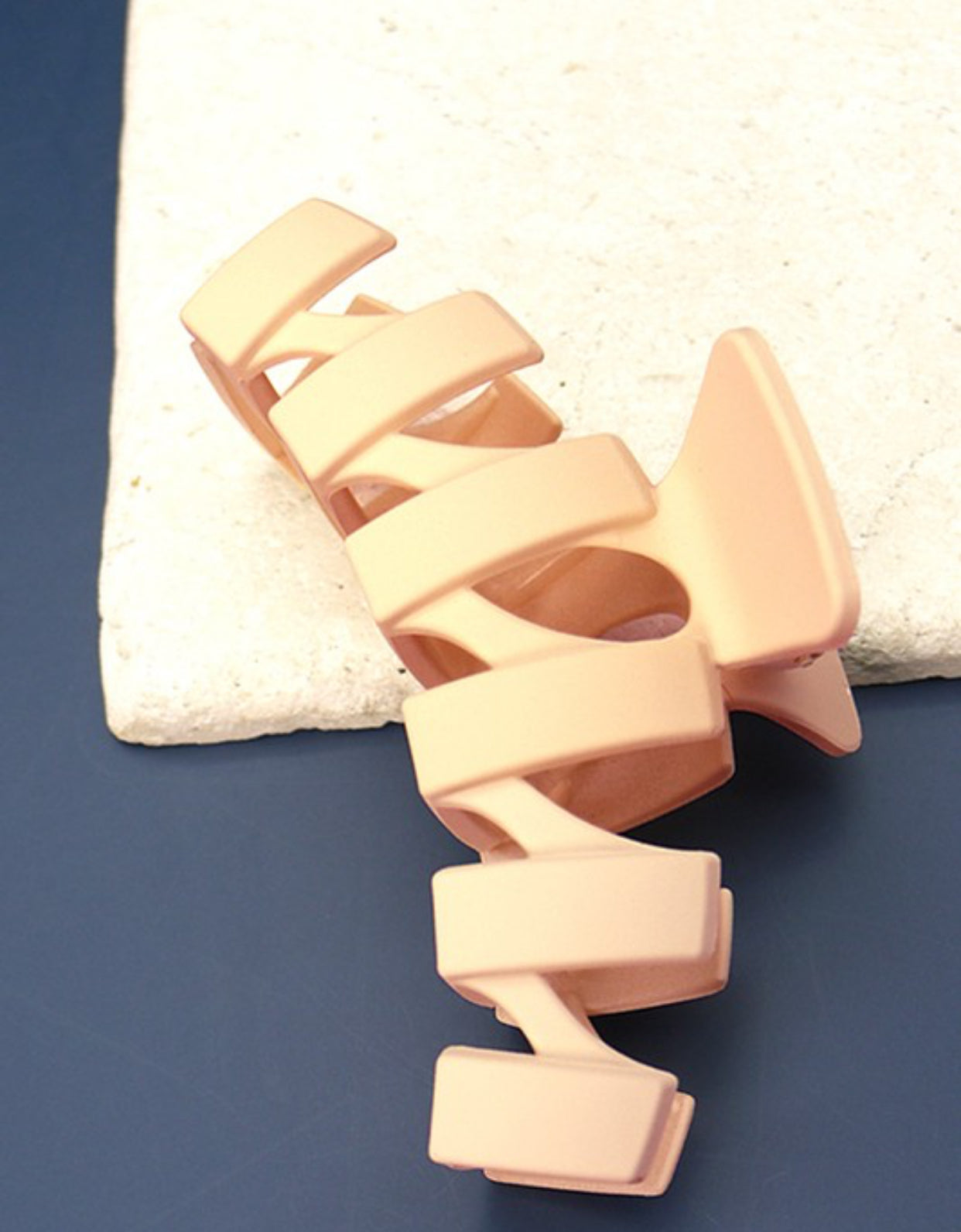 Matte Jumbo Wavy Hair Claw Nude